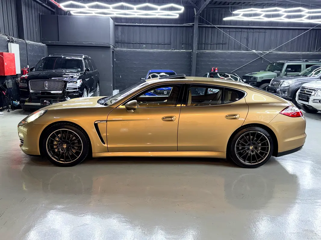PORSCHE PANAMERA