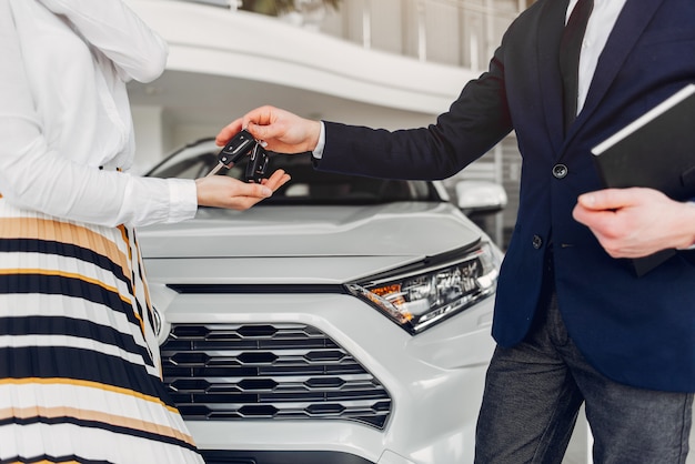 Professional buyer providing instant cash for car Dubai 2020+ after vehicle inspection