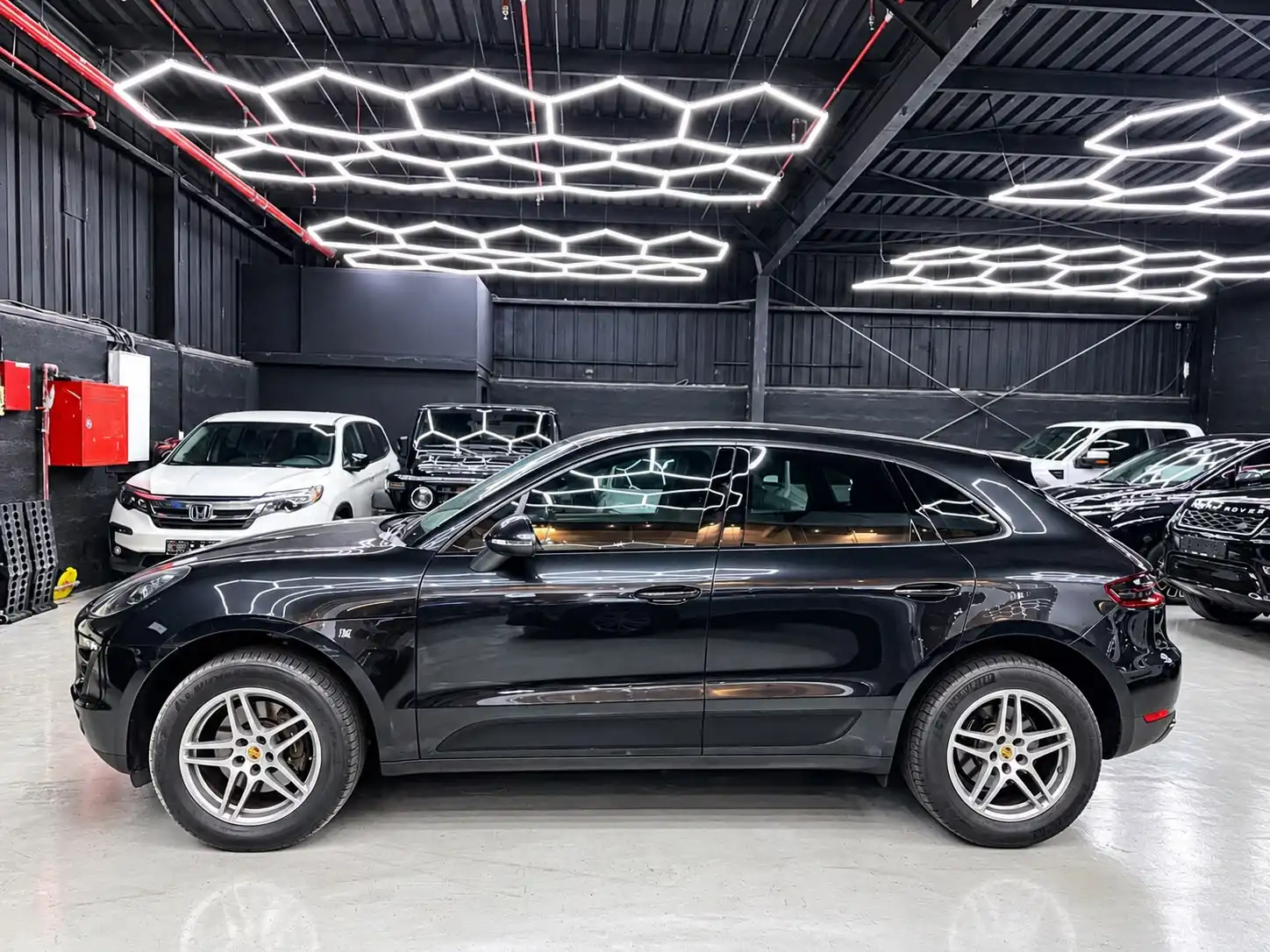 2017 Porsche Macan Standard GCC Specs | 86,000 KM