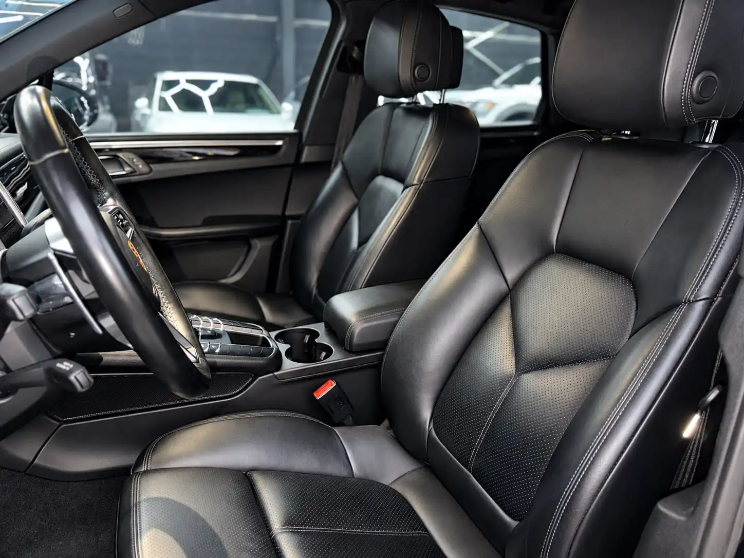 2017 Porsche Macan Standard GCC Specs | 86,000 KM